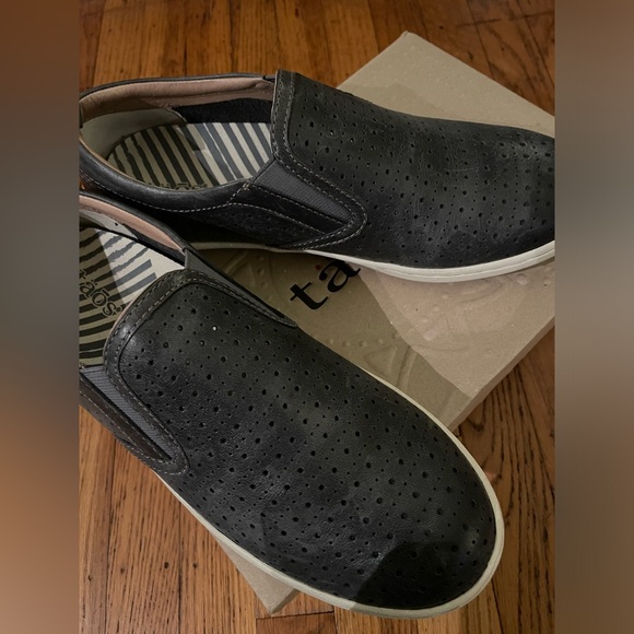 Like new Taos slip ons! Comfy Taos slides for the spring! - Picture 3 of 4